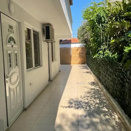 Royal Palace Olympiakí Aktí