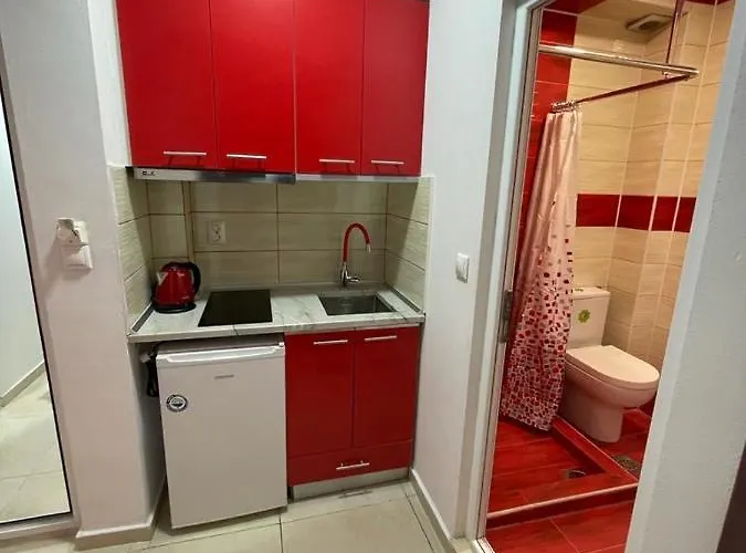 Royal Palace * Olympiakí Aktí